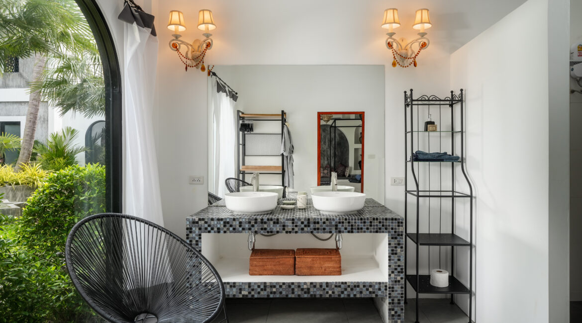 Bathroom master bedroom 2