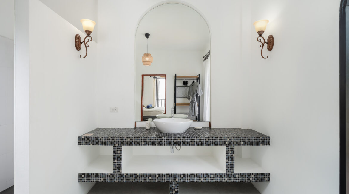 Bathroom first-floor bedroom 1