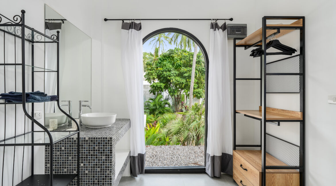 Bathroom first-floor Bedroom 2