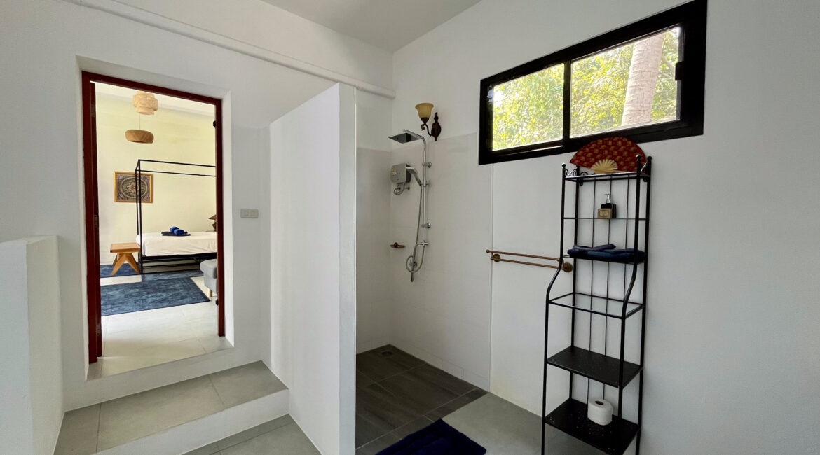 Bathroom master bedroom 1