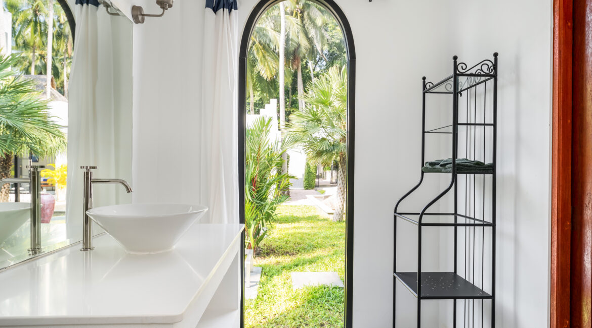 BATHROOM MASTER BEDROOM