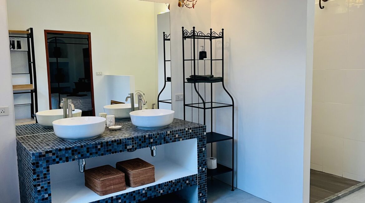 Bathroom master bedroom 2